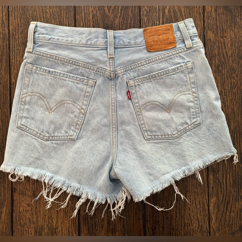 Levi’s Premium Wedgie Shorts - size 28 - excellent condition!